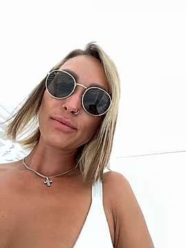 DiSweetyy naked stripping on cam for live sex video chat